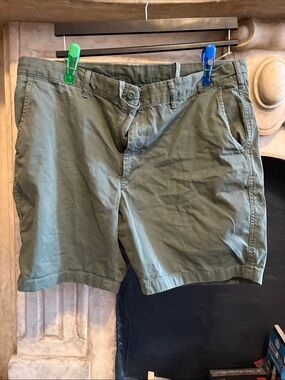 Uniqlo Men's Green Casual Cotton Shorts